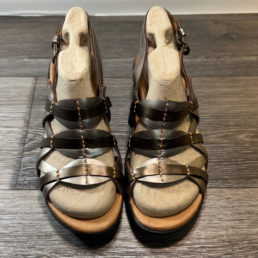 Clarks artisan Women's Brown leather Strappy Sandals size 9.5 (s211)